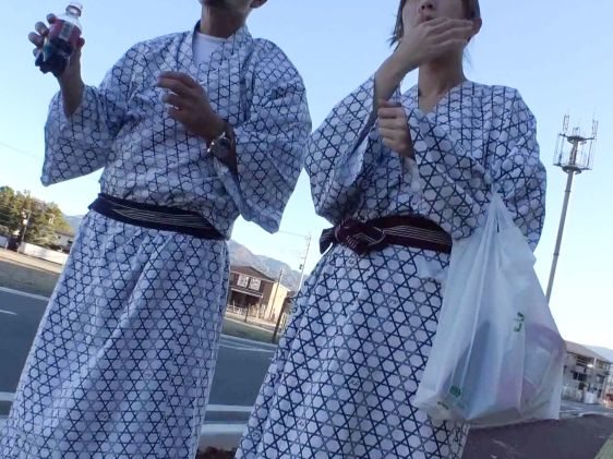 【温泉NTR】『彼氏には内緒だよ…』混浴で火がついた巨乳美女が、彼氏の隣で知らない男に誘われ、こっそり他人棒を味わい悶絶!裏切りSEXに溺れる!♡