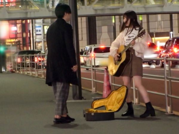 【高額投げ銭ナンパ】路上ライブ中のミュージシャンに100万円をプレゼント！彼氏持ちのお姉さんがお礼にホテルでエッチなご奉仕♡背面座位や立ちバックで激しく乱れる姿は必見！！