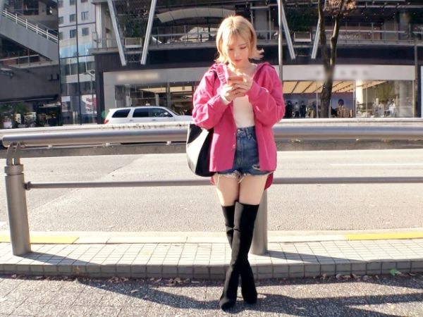 【令和白ギャルのエロご奉仕】『お兄さん、気持ち良くなっちゃえ♥』美巨乳美尻のギャルが手コキ・フェラ・パイズリでチンポを極楽へ！ 見つめ合いながらの乳コキで暴発必至！ ギャルのエロさにメロメロ！